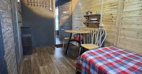 Номер 7: 2 односпальные кровати, тумбочки, журнальный столик, чайник, лицевые полотенца, вешалка для одежды (февраль 2026).