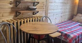 Номер 7: 2 односпальные кровати, тумбочки, журнальный столик, чайник, лицевые полотенца, вешалка для одежды (февраль 2026).