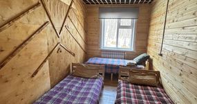 Номер 5: 3 односпальные кровати, чайник, комод, лицевые полотенца, вешалка для одежды (апрель 2026).