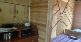 Номер 5: 3 односпальные кровати, чайник, комод, лицевые полотенца, вешалка для одежды (апрель 2026).