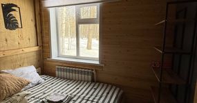 Номер 8 комната 2: двуспальный диван, односпальная кровать, журнальный столик, полка для одежды, лицевые полотенца (апрель 2026).