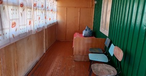 Дом №3 - кухонная зона (холодильник, эл.плита, стол, стулья). Спальные места (5 односпальных деревянных кроватей, тумбочки) (июнь 2023).