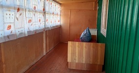 Дом №4 - кухонная зона (холодильник, эл.плита, стол, стулья). Спальные места (4 односпальные деревянные кровати, тумбочки)