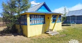 Дом №5 - кухонная зона (холодильник, эл.плита, стол, стулья). Спальные места (5 односпальных деревянных кроватей, тумбочки) (май 2025).