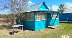 Дом №7 - кухонная зона (холодильник, эл.плита, стол, стулья). Спальные места (5 односпальных деревянных кроватей, тумбочки) (май 2025).
