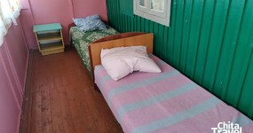 Дом №5 - кухонная зона (холодильник, эл.плита, стол, стулья). Спальные места (5 односпальных деревянных кроватей, тумбочки) (июнь 2025).