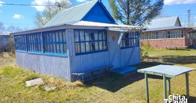 Дом №9 - кухонная зона (холодильник, эл.плита, стол, стулья). Спальные места (5 односпальных деревянных кроватей, тумбочки) (июнь 2025).