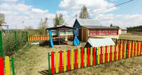 Дом №11 - мангальная зона (зона барбекю, стол, лавочки, умывальник), 2-х местная палатка, песочница (июнь 2025).