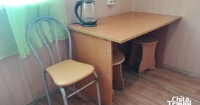 Улучшенный дом №16/1. Четырехместная комната, кухонная зона: газовая плитка, холодильник, эл. чайник, стол и стулья (май 2025).