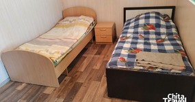 Улучшенный дом №16/1. Четырехместная комната, кухонная зона: газовая плитка, холодильник, эл. чайник, стол и стулья (май 2025).