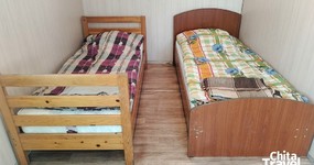 Улучшенный дом №16/1. Четырехместная комната, кухонная зона: газовая плитка, холодильник, эл. чайник, стол и стулья (май 2025).