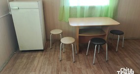 Улучшенный дом №16/2. Четырехместная комната, кухонная зона: газовая плитка, холодильник, эл. чайник, стол и стулья (май 2025).