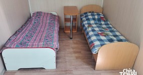 Улучшенный дом №16/2. Четырехместная комната, кухонная зона: газовая плитка, холодильник, эл. чайник, стол и стулья (май 2025).