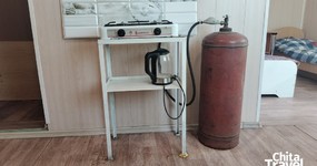 Улучшенный дом №16/2. Четырехместная комната, кухонная зона: газовая плитка, холодильник, эл. чайник, стол и стулья (май 2025).