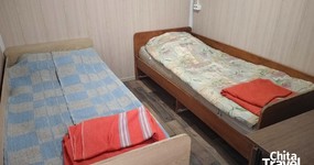 Улучшенный дом №16/2. Четырехместная комната, кухонная зона: газовая плитка, холодильник, эл. чайник, стол и стулья (май 2025).