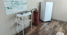 Улучшенный дом №17/1. Четырехместная комната, кухонная зона: газовая плитка, холодильник, эл. чайник, стол и кухонный уголок (май 2025).