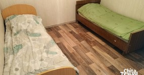 Улучшенный дом №17/1. Четырехместная комната, кухонная зона: газовая плитка, холодильник, эл. чайник, стол и кухонный уголок (май 2025).