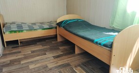 Улучшенный дом №17/2. Четырехместная комната. кухонная зона: газовая плитка, холодильник, эл. чайник, стол, стулья (май 2025).