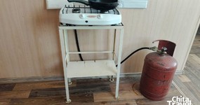 Улучшенный дом №17/2. Четырехместная комната. кухонная зона: газовая плитка, холодильник, эл. чайник, стол, стулья (май 2025).