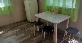 Улучшенный дом №17/2. Четырехместная комната. кухонная зона: газовая плитка, холодильник, эл. чайник, стол, стулья (май 2025).