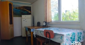Дом №19 (4 места) - веранда: холодильник, эл.чайник, стол, стулья, газовая плита, буфет (май 2025).