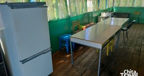 Корпус №15 (7-9) - 6 кроватей сетка, тумбочки. На веранде стол, стулья, эл. плитка, холодильник, диван, кровать сетка (май 2025).