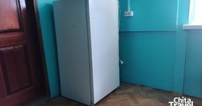 Корпус 1 №9 - 4 односпальные кровати деревянные. Отдельный вход. Стол, стулья, холодильник, плитка, эл.чайник. ВИД НА ОЗЕРО (май 2025).