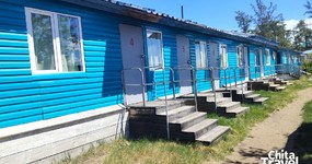 Корпус 1 снаружи. В каждую комнату отдельный вход (май 2025).