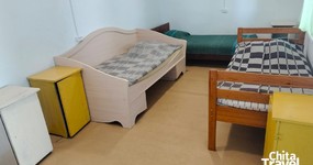Корпус 1 №4 - 4 кровати деревянные, односпалки. Отдельный вход. Две комнаты без двери: Кухонная зона - стол, стулья, угловая лавочка, шкаф, холодильник, плитка, эл.чайник (май 2025).