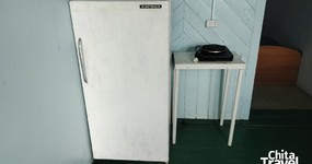Корпус 1 №5 - 2 деревянные односпальные кровати. Отдельный вход. Стол, стулья. Холодильник, плитка, эл.чайник. Между кухонной зоной и спальней небольшая перегородка (май 2025).