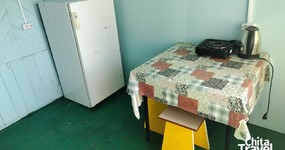 Корпус 1 №6 - 2 деревянные односпальные кровати. Отдельный вход. Стол, стулья. Холодильник, плитка, эл.чайник. Между кухонной зоной и спальней небольшая перегородка (май 2025).