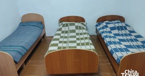 Корпус 2 №1 - 3-х местный номер, 3 деревянные односпальные кровати. Отдельный вход. Холодильник, плитка, эл.чайник (май 2025).