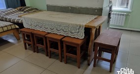 Комната №1 (6-ти местная) - 6 односпальных деревянных кроватей, холодильник, чайник, стол, стулья (июнь 2025).