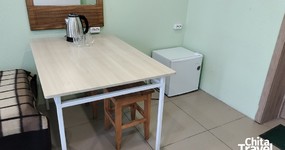 Комната №4 (4х местная) - 4 односпальные деревянные кровати, стол, табуреты, маленький холодильник, чайник, зеркало (июнь 2025).
