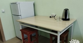 Комната №5 (3х местная) - три односпальные кровати, стол, стулья, эл. чайник, холодильник, зеркало (июнь 2025).
