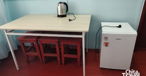 Корпус 4 №3 (4 места) - 2 односпальные, двухъярусная кровать, стол, стулья, эл.чайник, холодильник, вид на террасу (июнь 2025).