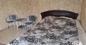 2-х местные номера: двуспальная деревянная кровать, тумба, плетеная мебель: стол, стулья, комод (август 2025).