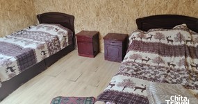 2-х местные номера: две полутороспальные деревянные кровати, тумбы, плетеная мебель: стол, стулья, зеркало, комод (август 2025).