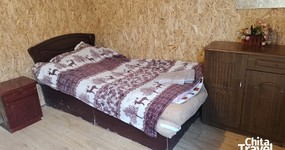 2-х местные номера: две полутороспальные деревянные кровати, тумбы, плетеная мебель: стол, стулья, зеркало, комод (август 2025).