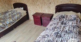 3-х местные номера: три деревянные кровати, тумбы, зеркало, комод (август 2025).