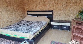 3-х местные номера: двуспальная кровать и одна металлическая кровать, тумбы, зеркало, плетеная мебель: стол, стулья (август 2025).
