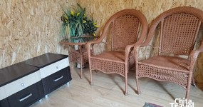 3-х местные номера: двуспальная кровать и одна металлическая кровать, тумбы, зеркало, плетеная мебель: стол, стулья (август 2025).