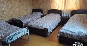4-х, 5-ти местные номера: три полутороспальные деревянные кровати, одна металлическая кровать, тумбы комод, вешалка (август 2025).