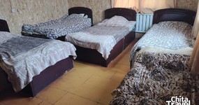 4-х, 5-ти местные номера: четыре полутороспальные деревянные кровати, одна металлические, тумбы, комод, вешалка (август 2025).