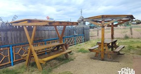 Столики с лавочками возле Корпусов Б (август 2025).