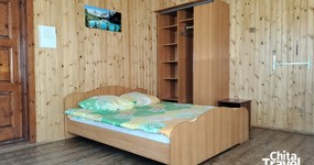 №1 (4-х местный) - двуспальная кровать, 2 односпальные, тумбочка, стол, шкаф-купе, кухонный гарнитур, чайник, холодильник, раковина (май 2025).