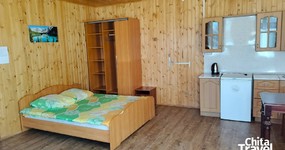 №1 (4-х местный) - двуспальная кровать, 2 односпальные, тумбочка, стол, шкаф-купе, кухонный гарнитур, чайник, холодильник, раковина (май 2025).