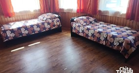 №1 (4-х местный) - двуспальная кровать, 2 односпальные, тумбочка, стол, шкаф-купе, кухонный гарнитур, чайник, холодильник, раковина (май 2025).