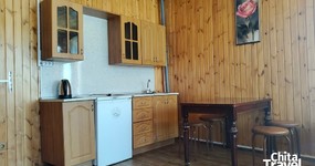 №1 (4-х местный) - двуспальная кровать, 2 односпальные, тумбочка, стол, шкаф-купе, кухонный гарнитур, чайник, холодильник, раковина (май 2025).