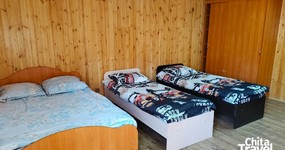 №2 (4-х местный) - двуспальная кровать, 2 односпальные, шкаф-купе, кухонная зона, холодильник, эл.чайник, кухонный гарнитур, стол, стулья (май 2025).